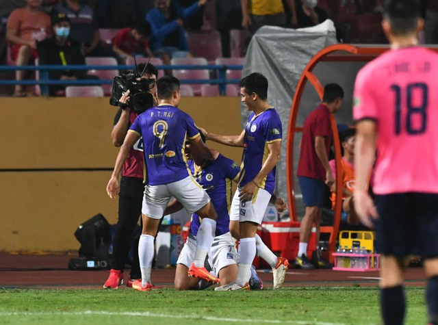Cầu thủ Hà Nội FC hạnh phúc ngày vô địch V.League 2022 sớm 1 vòng đấu - Ảnh 1. Cầu thủ Hà Nội FC hạnh phúc ngày vô địch V.League 2022 sớm 1 vòng đấu - Ảnh 1.