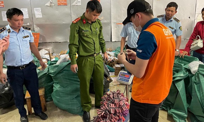 Thu giữ 12kg pháo nổ trong kiện hàng chuyển phát nhanh