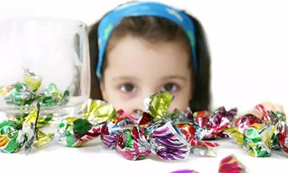 Sự khác biệt giữa trẻ ăn đồ ngọt và không ăn đồ ngọt: Ảnh hưởng sức khỏe và tâm lý