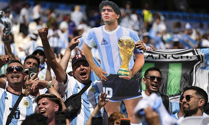 Điểm tựa cho Messi, giờ chỉ còn mỗi Maradona!