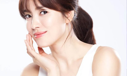 Bí quyết nào giúp Song Hye Kyo ở tuổi U50 vẫn giữ được làn da mộc đẹp xuất sắc và vóc dáng như mơ?