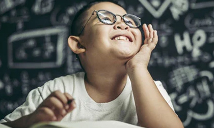 Trẻ có não phải phát triển sẽ có 3 biểu hiện này, cha mẹ biết sớm để rèn luyện con