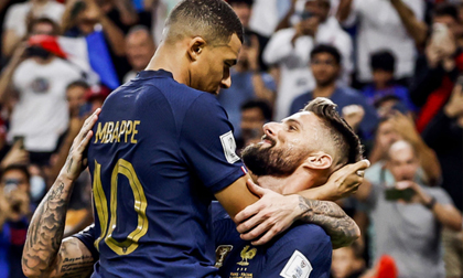 Vừa ghi bàn phá kỷ lục, Giroud có hành động lãng mạn với Mbappe