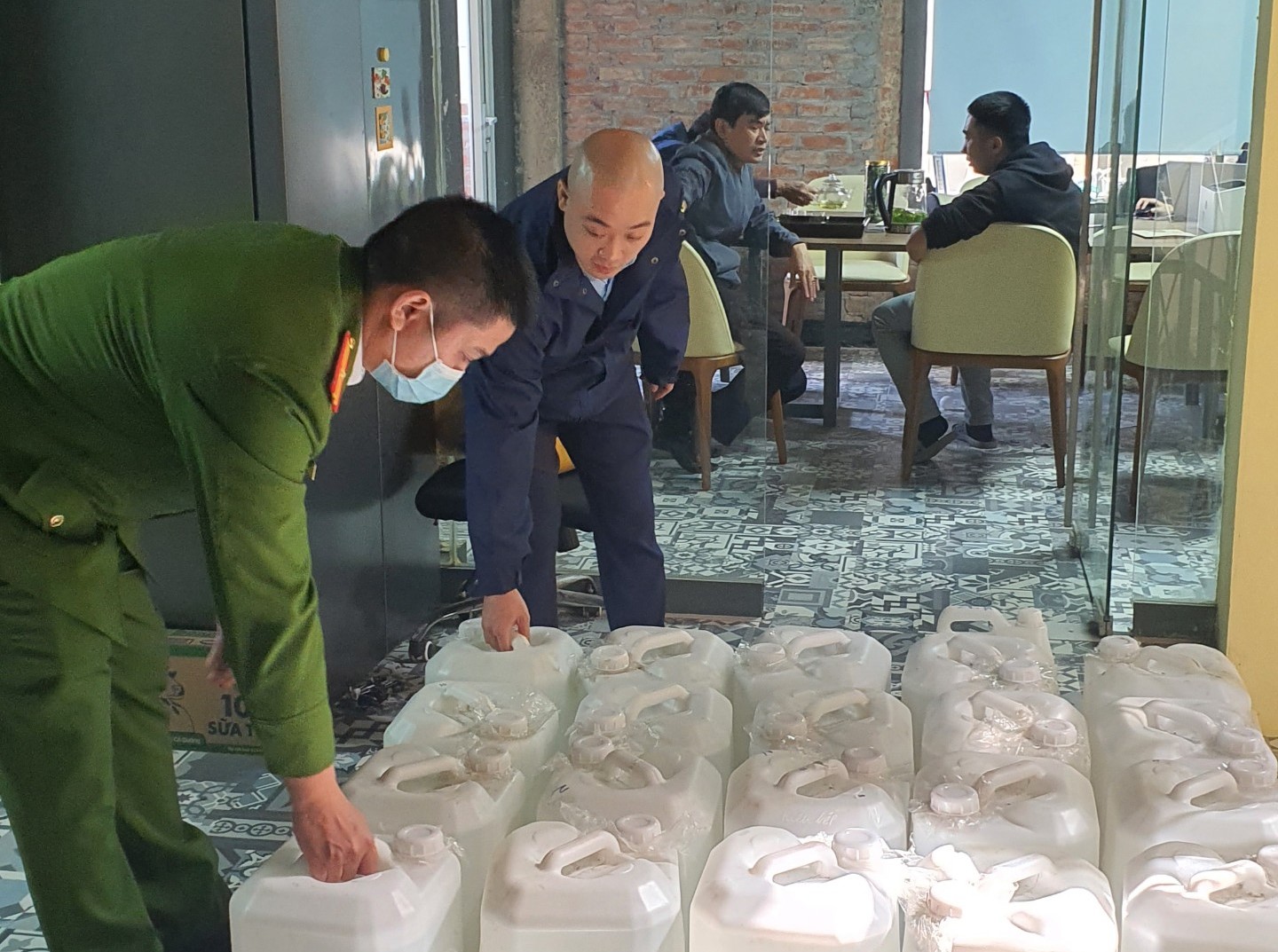 Lực lượng chức năng đang kiểm tra, thu giữ số rượu không rõ nguồn gốc xuất xứ tại huyện Thanh Trì, Hà Nội Lực lượng chức năng đang kiểm tra, thu giữ số rượu không rõ nguồn gốc xuất xứ tại huyện Thanh Trì, Hà Nội
