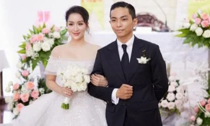 Khánh Thi và Phan Hiển tổ chức hôn lễ ở nhà thờ, hai nhóc tỳ phụ mẹ để tiến vào lễ đường