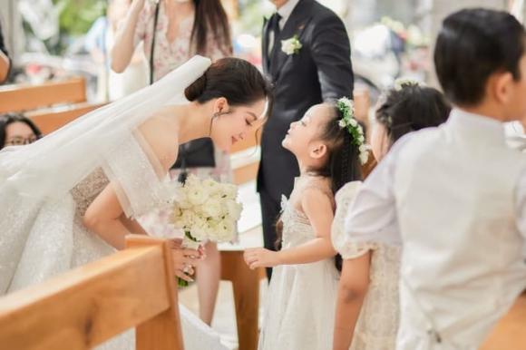 khanh-thi-xinh-nhu-cong-chua-trong-truyen-co-tich-duoc-hai-con-cam-vay-tien-vao-hon-le-tai-nha-tho-10-ngoisaovn-w700-h467