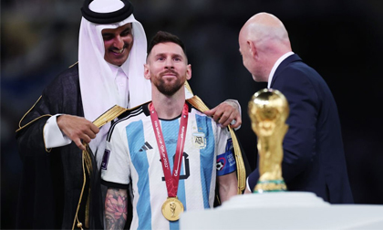 Vô địch World Cup, Messi được đích thân Quốc vương Qatar khoác lên người áo choàng