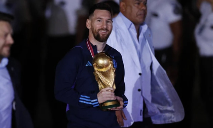 Biển người đón Messi và đồng đội mang cúp vàng về Argentina giữa đêm muộn