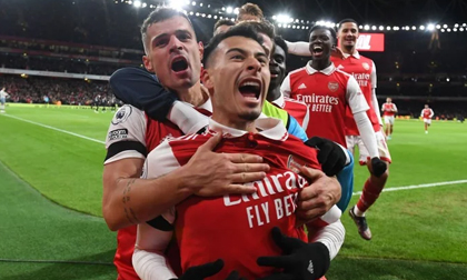 Ngược dòng ấn tượng, Arsenal bỏ xa Man City 8 điểm