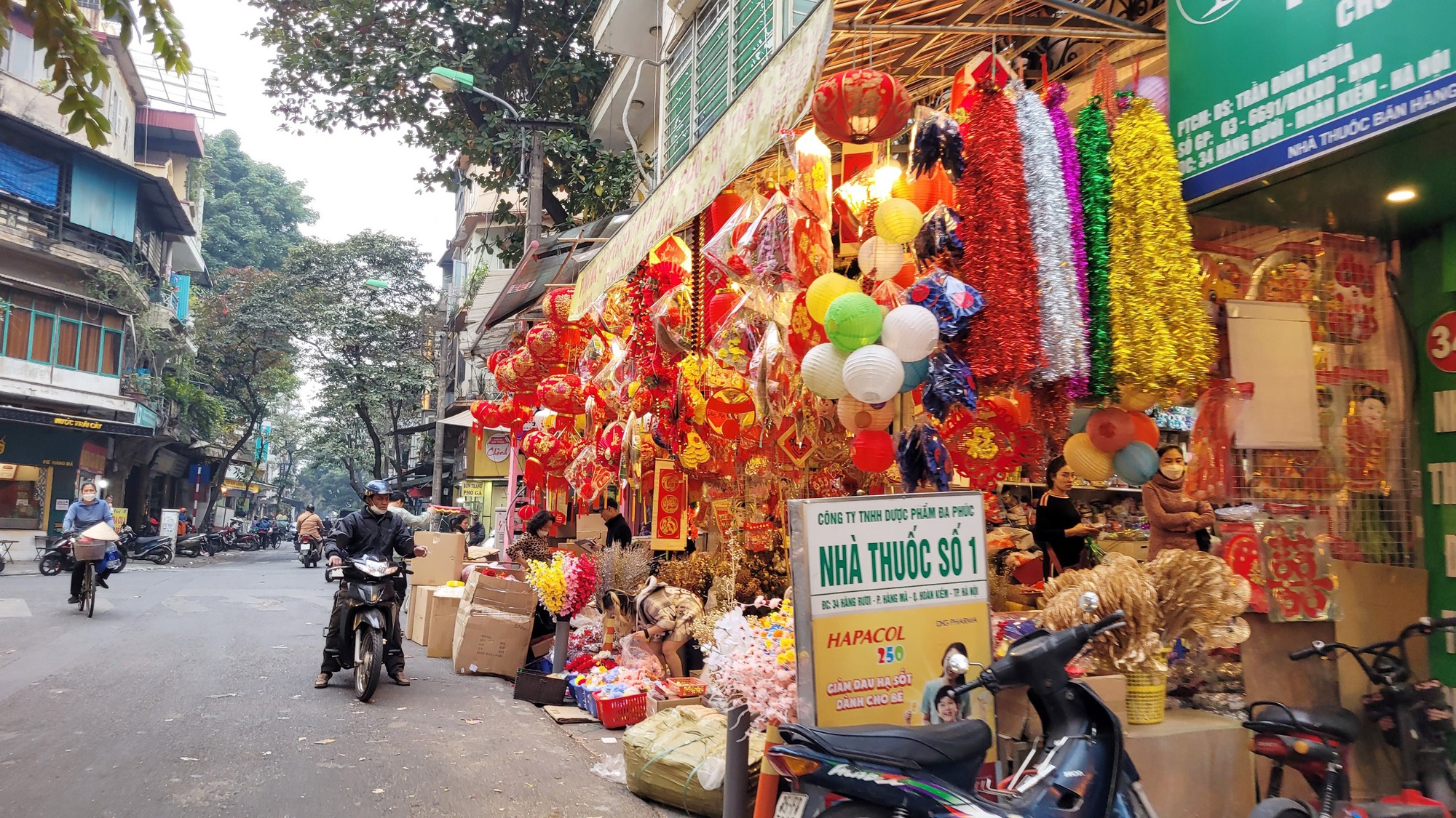 Hà Nội: Sản phẩm trang trí Tết Quý Mão ngập tràn phố Hàng Mã, giá chỉ từ 20.000 đồng - Ảnh 4. Hà Nội: Sản phẩm trang trí Tết Quý Mão ngập tràn phố Hàng Mã, giá chỉ từ 20.000 đồng - Ảnh 4.