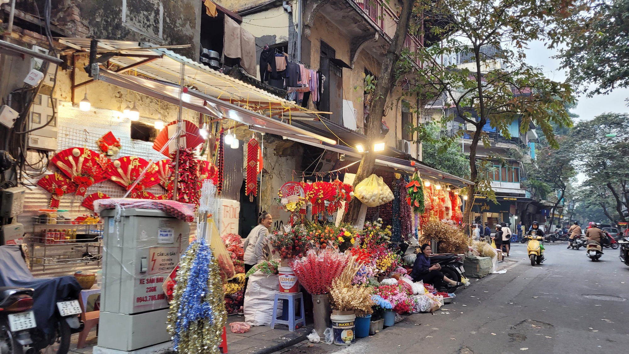 Hà Nội: Sản phẩm trang trí Tết Quý Mão ngập tràn phố Hàng Mã, giá chỉ từ 20.000 đồng - Ảnh 5. Hà Nội: Sản phẩm trang trí Tết Quý Mão ngập tràn phố Hàng Mã, giá chỉ từ 20.000 đồng - Ảnh 5.