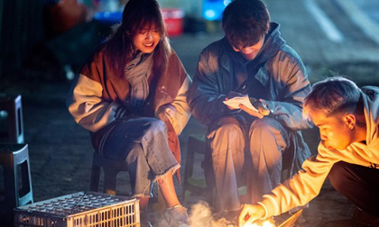 Giá rét bao trùm, giới trẻ Hà Nội đốt lửa sưởi ấm trong đêm
