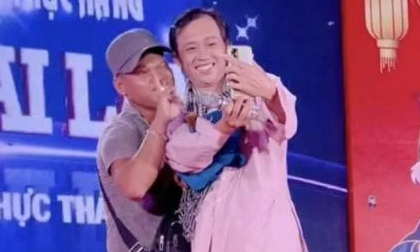 Phản ứng của NS Hoài Linh khi đang diễn thì khán giả bất ngờ lên sân khấu tặng quà