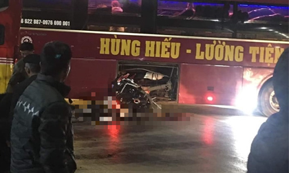 Tông vào xe khách, 2 anh em đi xe máy tử vong