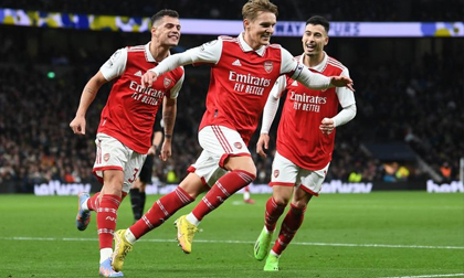 Hạ Tottenham, Arsenal bỏ xa Man City 8 điểm