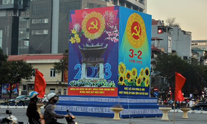 Đường phố Hà Nội rợp cờ hoa mừng Đảng, mừng Xuân Quý Mão 2023