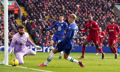 Tân binh 100 triệu euro tỏa sáng, Chelsea níu chân Liverpool tại Anfield