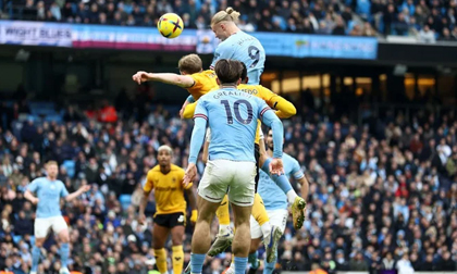 Haaland lập hat-trick, Man City áp sát ngôi đầu của Arsenal