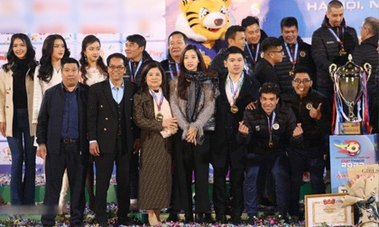 Đỗ Mỹ Linh và mẹ chồng đọ sắc chung khung hình, dung mạo phu nhân nghìn tỷ 'lấn lướt' con dâu