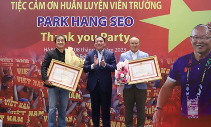 HLV Park Hang-seo và trợ lý Lee Young-jin nhận bằng khen bằng khen trước khi chia tay Việt Nam
