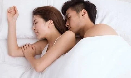 Nhìn tư thế ngủ tiết lộ mức độ hạnh phúc của vợ chồng, nhiều cặp đôi thú nhận rất chính xác