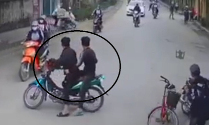 Trên đường đi học về, nam sinh cấp 3 bị người lạ mặt đâm trọng thương