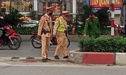 Hà Nội: 2 nam thanh niên đi xe máy không biển đâm vào dải phân cách, 1 người tử vong