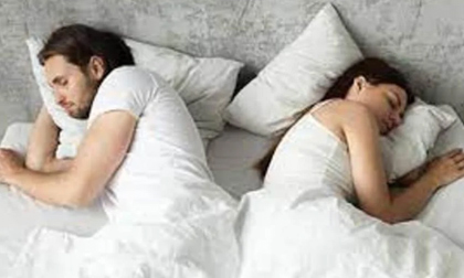 Vì sao vợ chồng cứ đến khoảng 50 tuổi là tách ra ngủ riêng? Xem lí giải sẽ hiểu ngay ngọn ngành