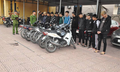 Bắt nhóm thanh thiếu niên dùng hung khí đánh đập, cướp xe máy người đi đường