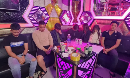Mua ma túy rồi rủ nhau vào phòng karaoke bay lắc