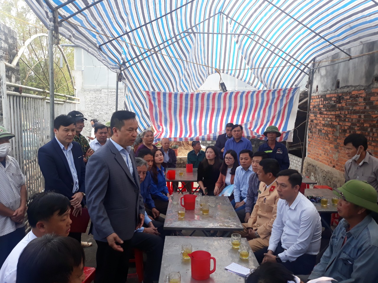 Tạm giữ hình sự tài xế xe ‘hổ vồ’ tông chết 3 mẹ con ở Nghệ An - Ảnh 4. Tạm giữ hình sự tài xế xe ‘hổ vồ’ tông chết 3 mẹ con ở Nghệ An - Ảnh 4.