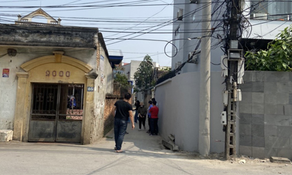 Gã đàn ông khoan tường để nhìn trộm phòng tắm nhà hàng xóm đối diện nhiều tội danh