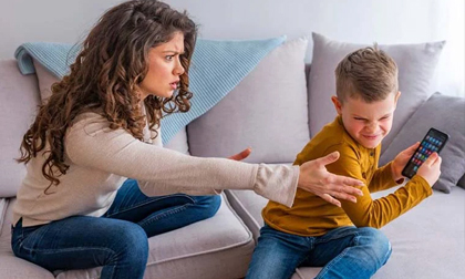 4 dấu hiệu trẻ 'nghiện' điện thoại rất nặng, cha mẹ nên lưu ý