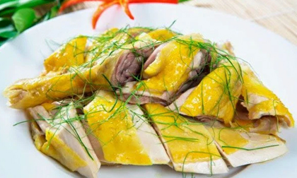 Luộc gà bằng nước lạnh là sai: Bí quyết luộc gà giòn da, thịt thơm ngon, săn chắc, đậm vị
