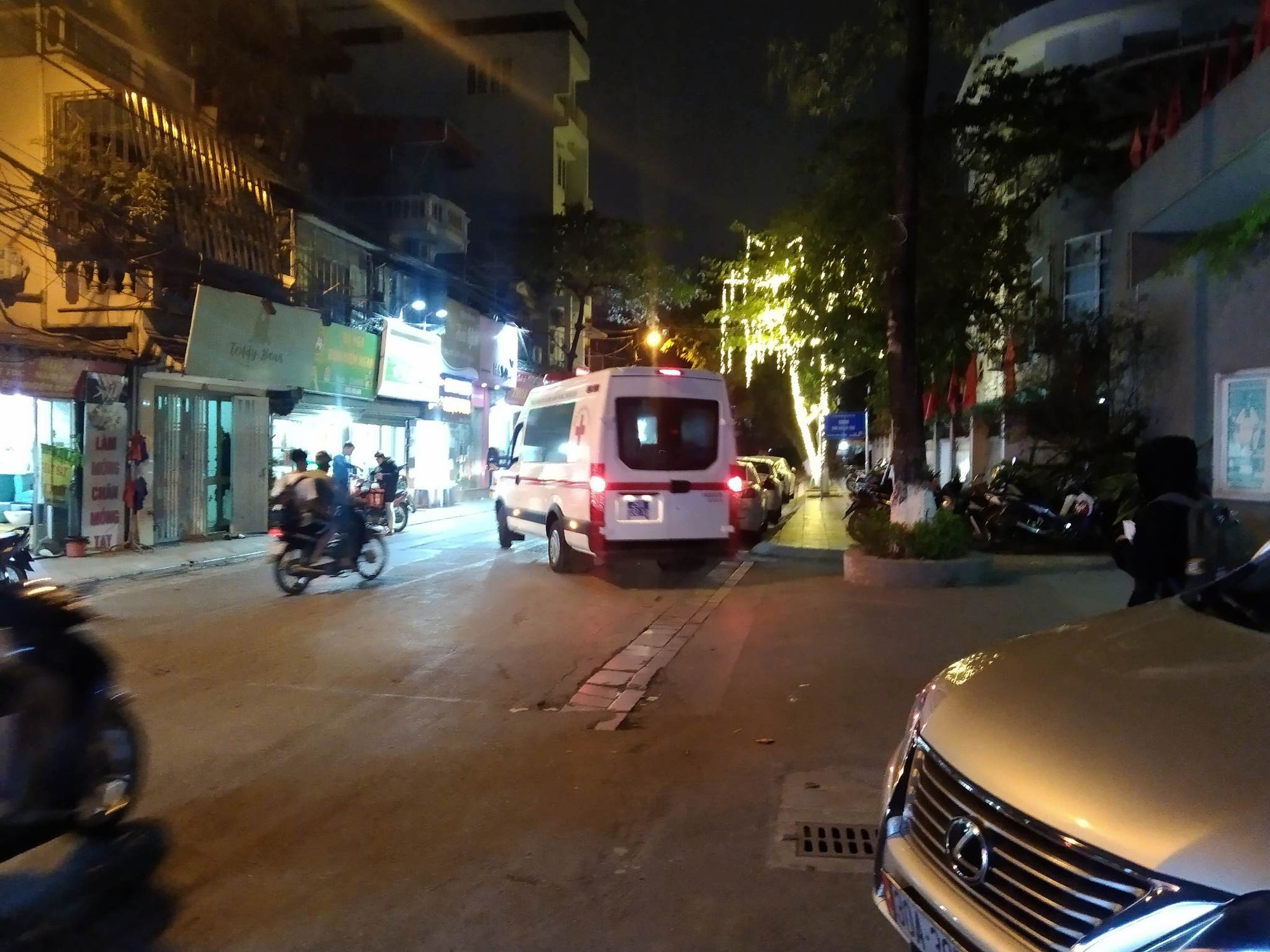 Xe cấp cứu đưa học sinh đi bệnh viện Xe cấp cứu đưa học sinh đi bệnh viện