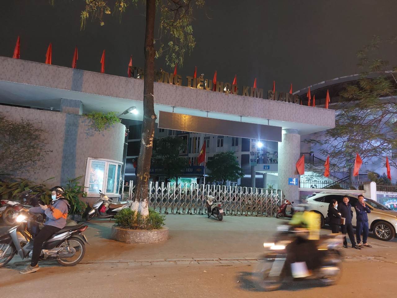 Hà Nội: Báo cáo về trường hợp 56 em học sinh biểu hiện buồn nôn sau khi đi tham quan - Ảnh 2. Hà Nội: Báo cáo về trường hợp 56 em học sinh biểu hiện buồn nôn sau khi đi tham quan - Ảnh 2.