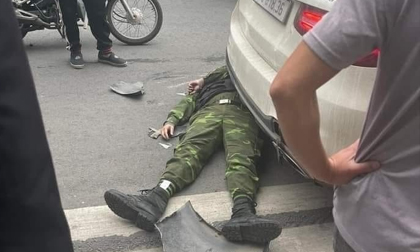 Hà Nội: Công an điều tra vụ tài xế taxi đâm bảo vệ chung cư nguy kịch