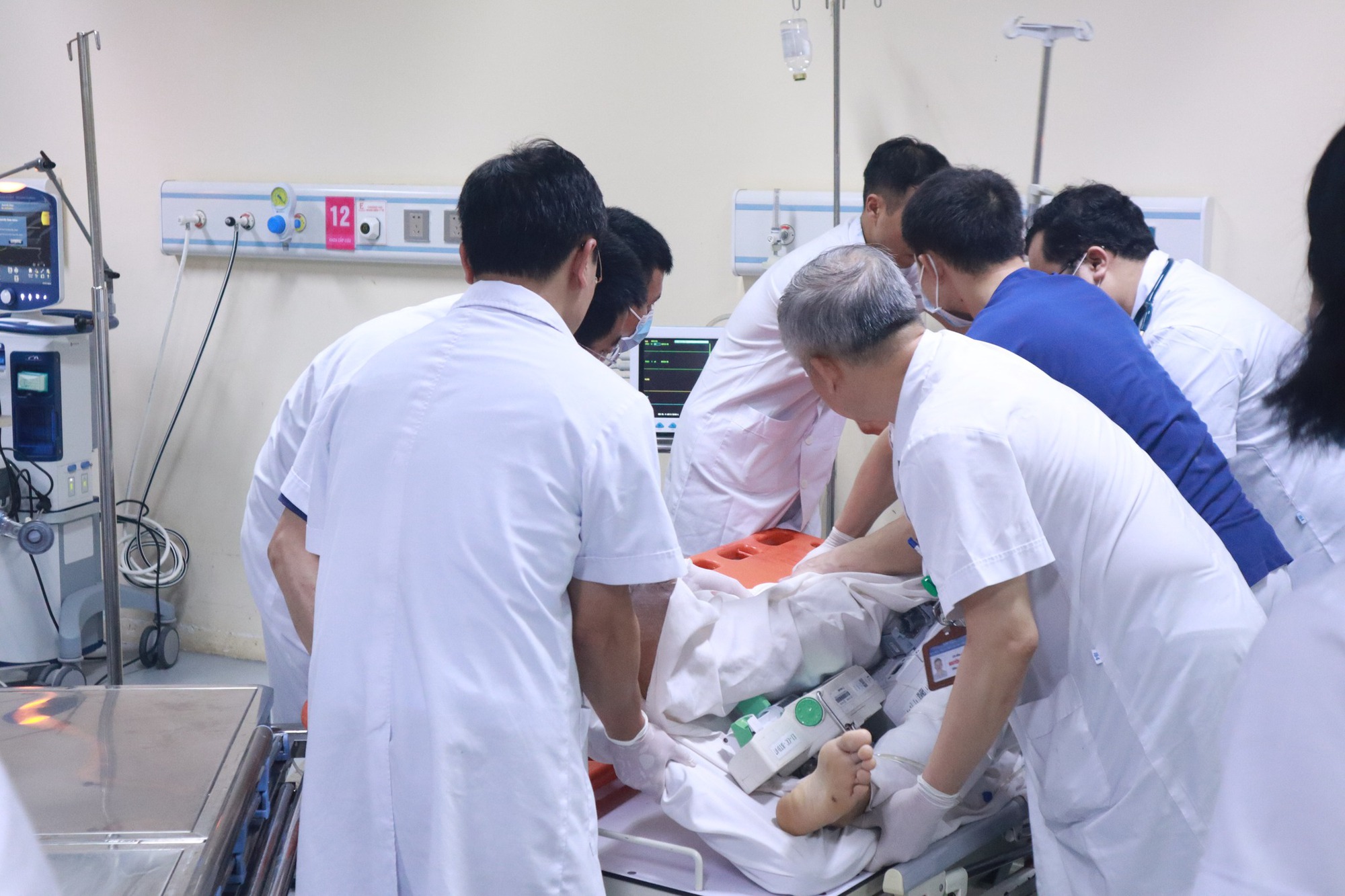 Chùm ảnh: Tình trạng sức khỏe các nạn nhân trong vụ 'xe điên' tông liên hoàn trên đường Võ Chí Công - Ảnh 5. Chùm ảnh: Tình trạng sức khỏe các nạn nhân trong vụ 'xe điên' tông liên hoàn trên đường Võ Chí Công - Ảnh 5.