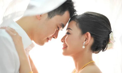 Người đàn ông yêu bạn đến trọn đời, dù phong ba sóng gió cũng không bao giờ buông tay luôn có biểu hiện này