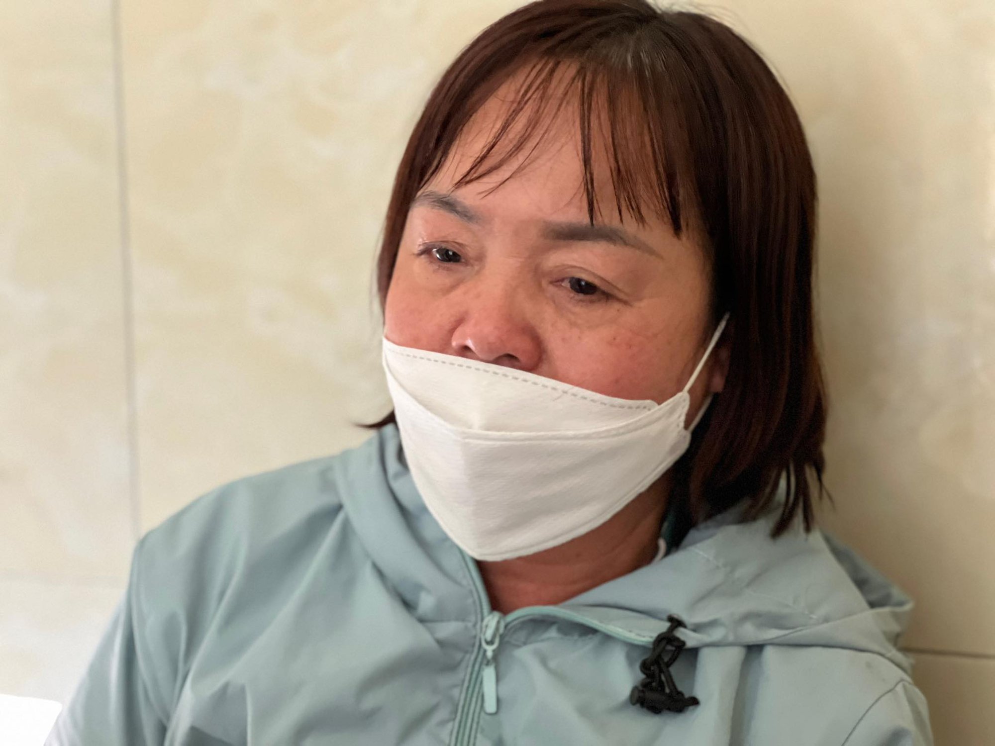 Nước mắt người mẹ nam thanh niên bị nặng nhất trong vụ xe điên tông hàng loạt nạn nhân ở đường Võ Chí Công - Ảnh 2. Nước mắt người mẹ nam thanh niên bị nặng nhất trong vụ xe điên tông hàng loạt nạn nhân ở đường Võ Chí Công - Ảnh 2.