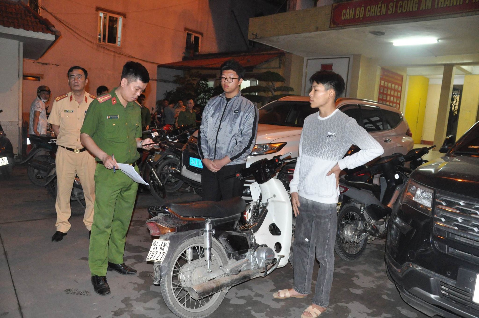 Công an Hải Dương tóm gọn gần 100 quái xế trong đêm - Ảnh 2. Công an Hải Dương tóm gọn gần 100 quái xế trong đêm - Ảnh 2.