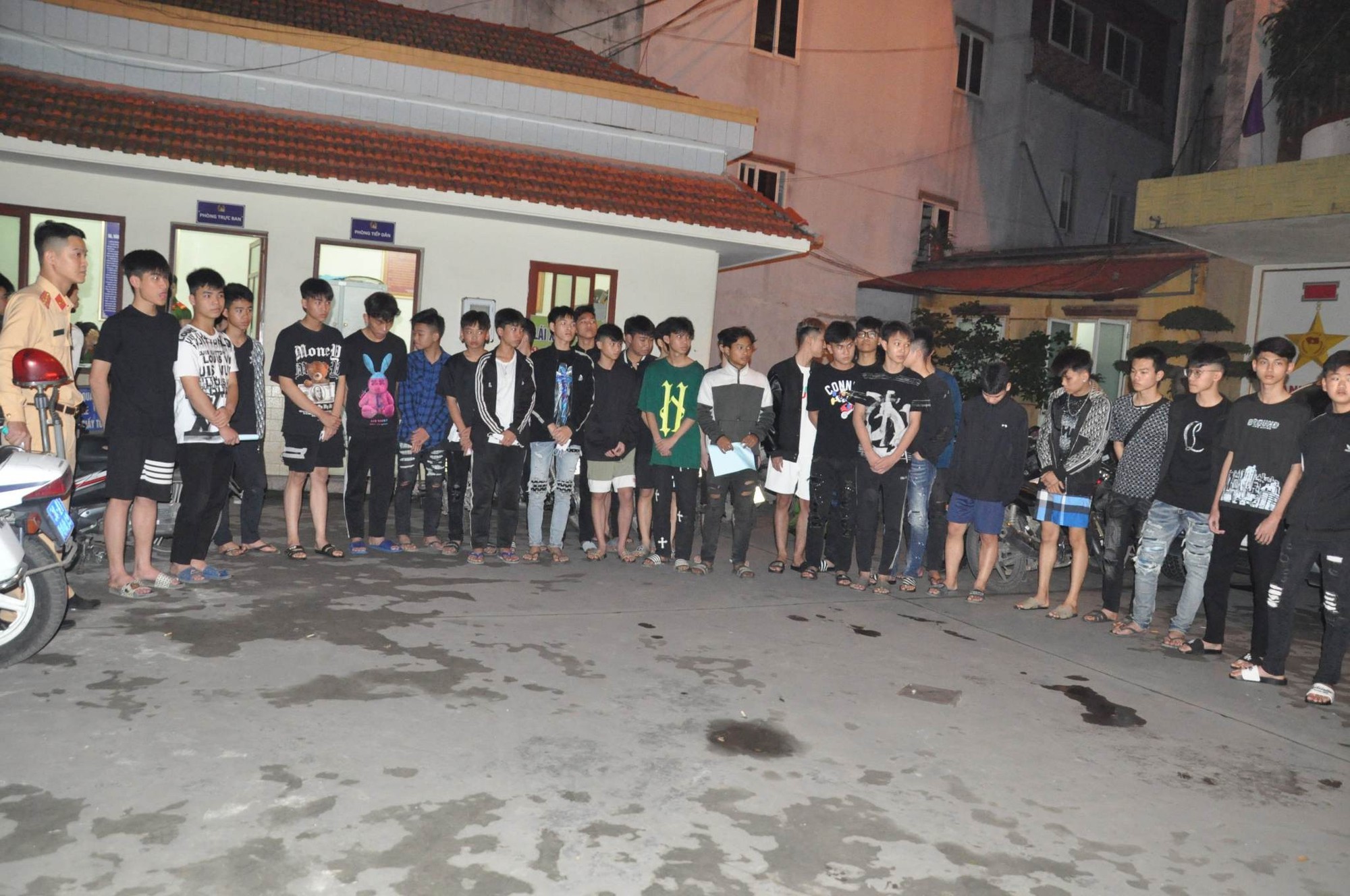 Công an Hải Dương tóm gọn gần 100 quái xế trong đêm - Ảnh 1. Công an Hải Dương tóm gọn gần 100 quái xế trong đêm - Ảnh 1.