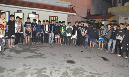 Công an Hải Dương tóm gọn gần 100 quái xế trong đêm