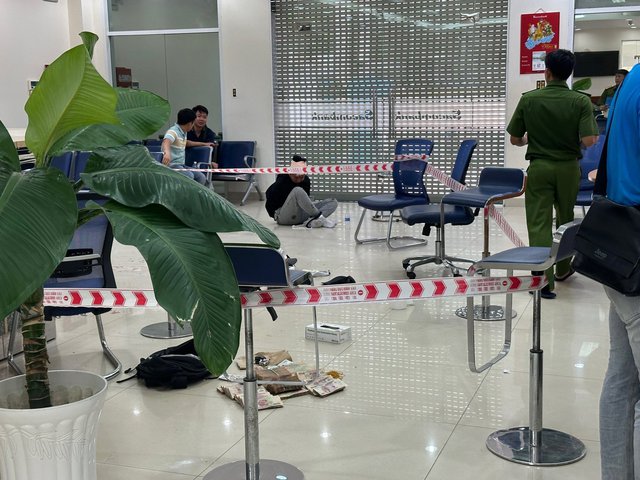 Kẻ cầm súng cướp ngân hàng ở Bình Dương bị khởi tố 2 tội danh  - Ảnh 2.