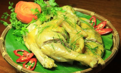Học đầu bếp cách luộc gà chuẩn ngon, thêm 1 bước gà vàng óng, thịt ngọt đậm đà