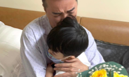 Đàm Vĩnh Hưng rưng rưng nước mắt khi con trai vào viện thăm, gửi lời xin lỗi khán giả vì điều này
