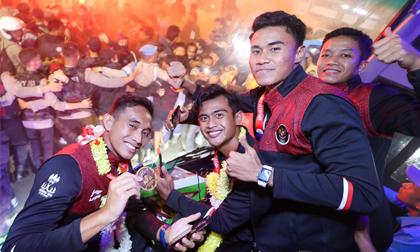 Biển người chào mừng U22 Indonesia sau tấm HCV SEA Games, 100 hội CĐV đứng kín các con phố