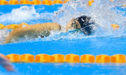 Thần đồng bơi lội 14 tuổi Nguyễn Thúy Hiền “hái vàng” sau SEA Games 32