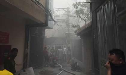 Hà Nội: Cháy lớn tại quận Thanh Xuân, người dân bật khóc bên ngoài căn nhà