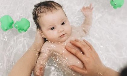 Hướng dẫn cha mẹ cách theo dõi và chăm sóc trẻ mắc tay chân miệng tại nhà, tránh biến chứng nguy hiểm